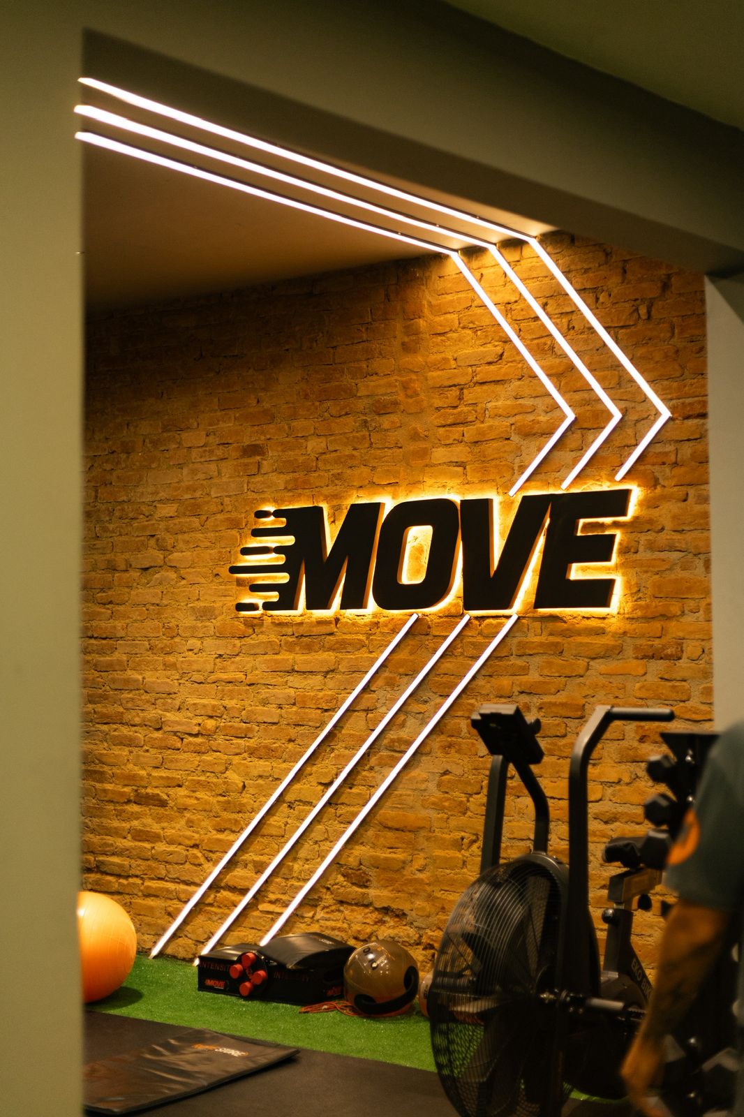 Parede e equipamentos da MOVE Studio Funcional
